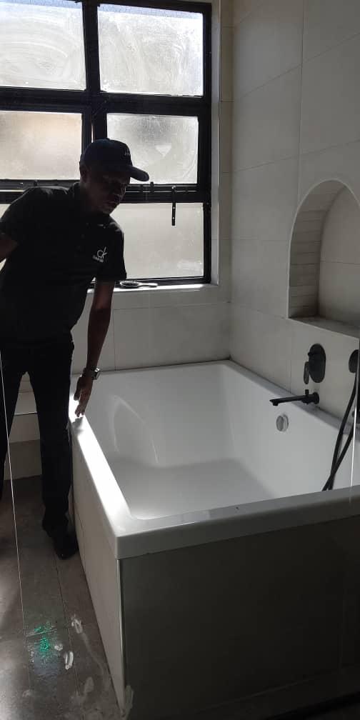 Freestanding rectangular bathtub installation