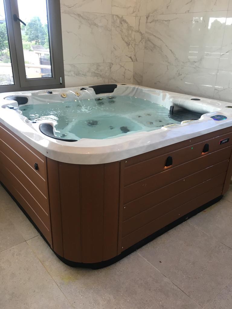 Indoor luxury jacuzzi installation