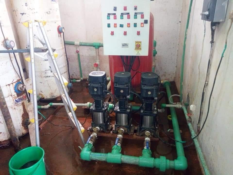 Hot water pressure vessel and circulation pump system